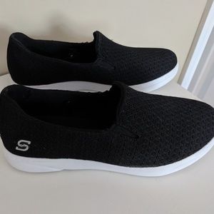 Sketchers sneakers